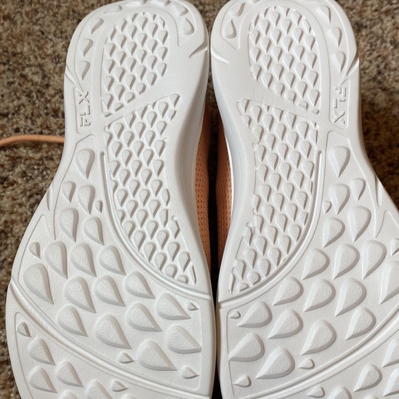 Women’s tennis shoes - Picture 3 of 5